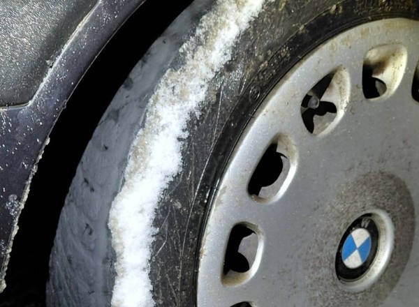Kierowca BMW został ukarany za opony. Jechał na nich w śnieżycy