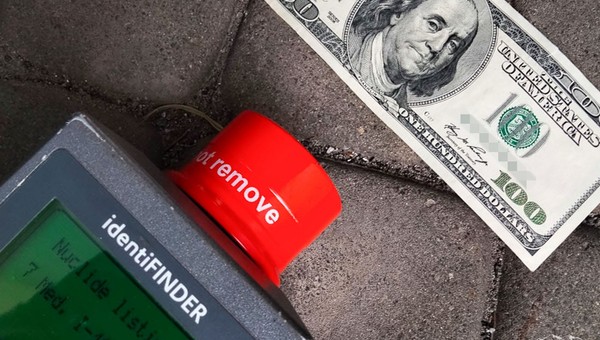 Napromieniowany banknot studolarówki