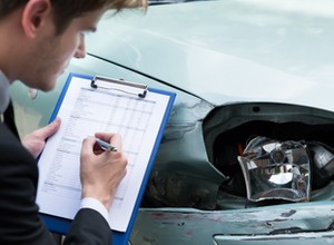 Wymuszenie kolizji lub celowe zniszczenie auta - co za to grozi?