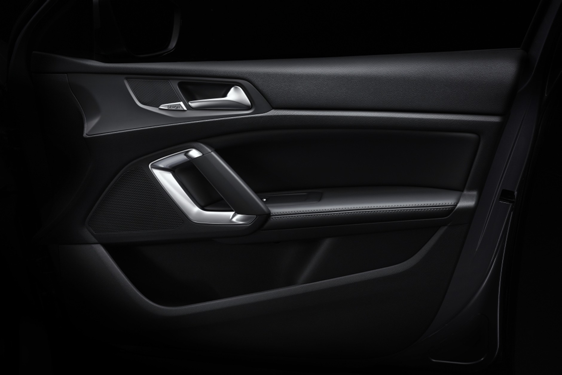 Klasyka w przednich drzwiach: zestaw dwudrożny z odseparowanymi głośnikami wysokotonowymi.