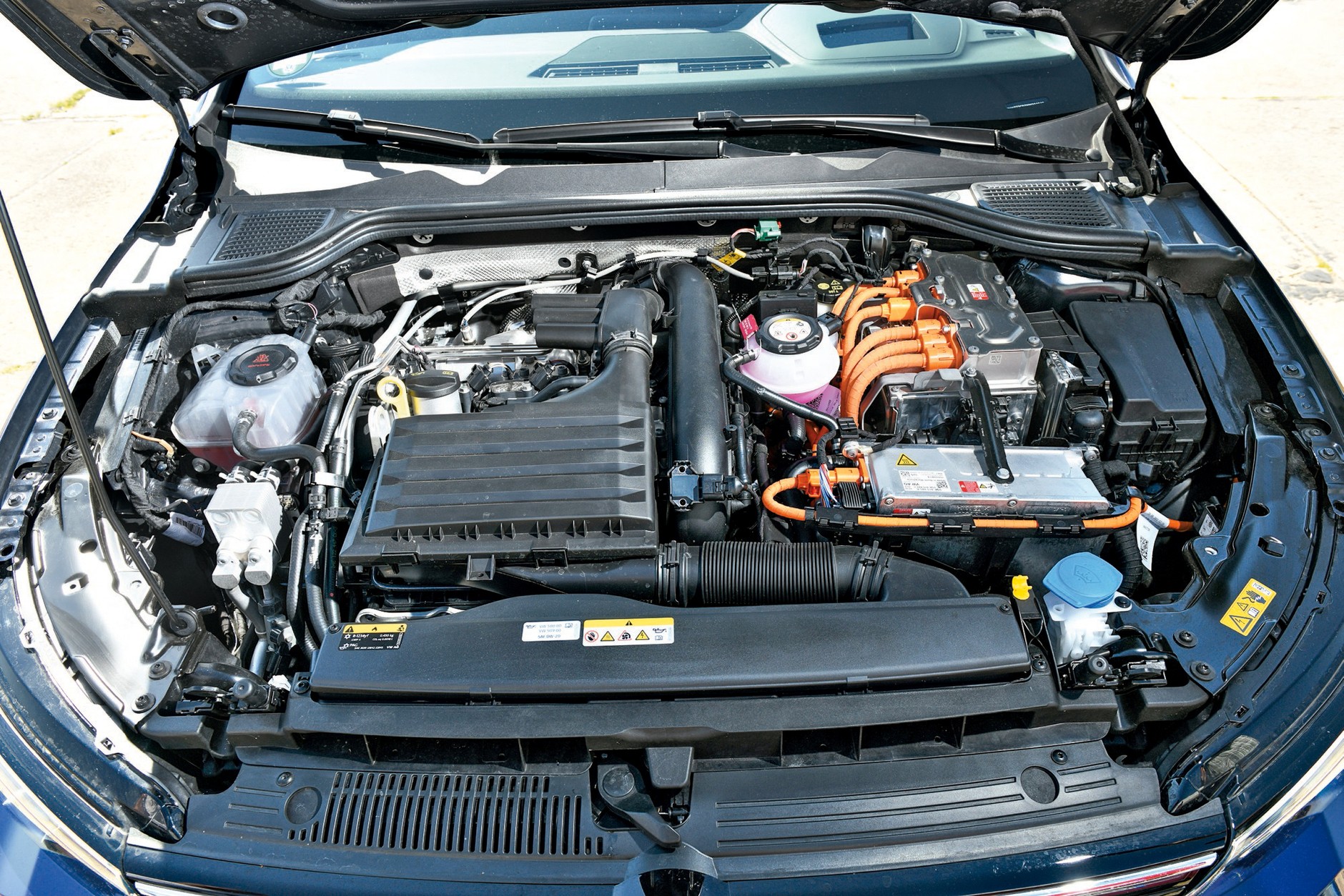 W kompaktowym Volkswagenie pracą dzielą się 150-konny silnik benzynowy 1.4 TSI oraz 110-konny silnik elektryczny. Producent podaje maksymalną moc systemową 204 KM, co wystarcza do naprawdę dynamicznej jazdy (potwierdzają to zmierzone parametry).