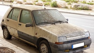 Jak pozbyć się porzuconego pojazdu z parkingu?