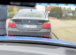 Policjant zwrócił uwagę na tablice BMW. Brakowało oznaczeń i nalepek