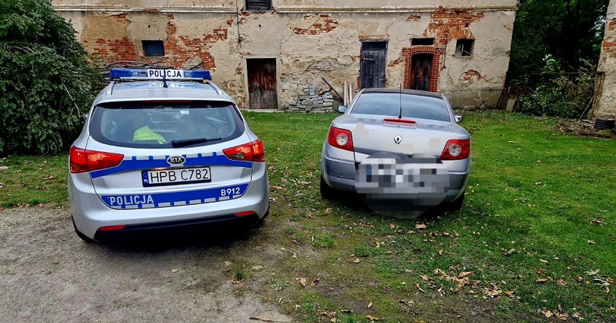  Patrolujący policjanci zauważyli kierowcę renault. Samochód został skonfiskowany