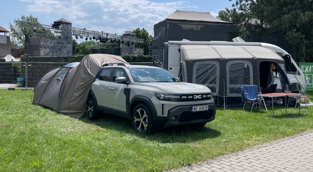 Pojechałem Dacią Duster z "odwłokiem" na festiwal. Czy sprawdza się w roli kampera?
