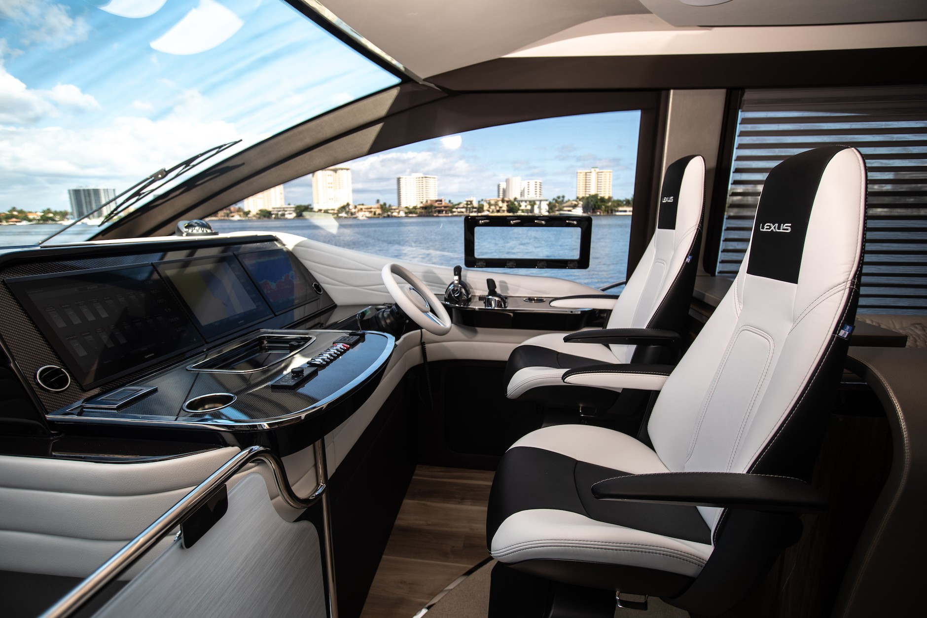 Lexus LY 650