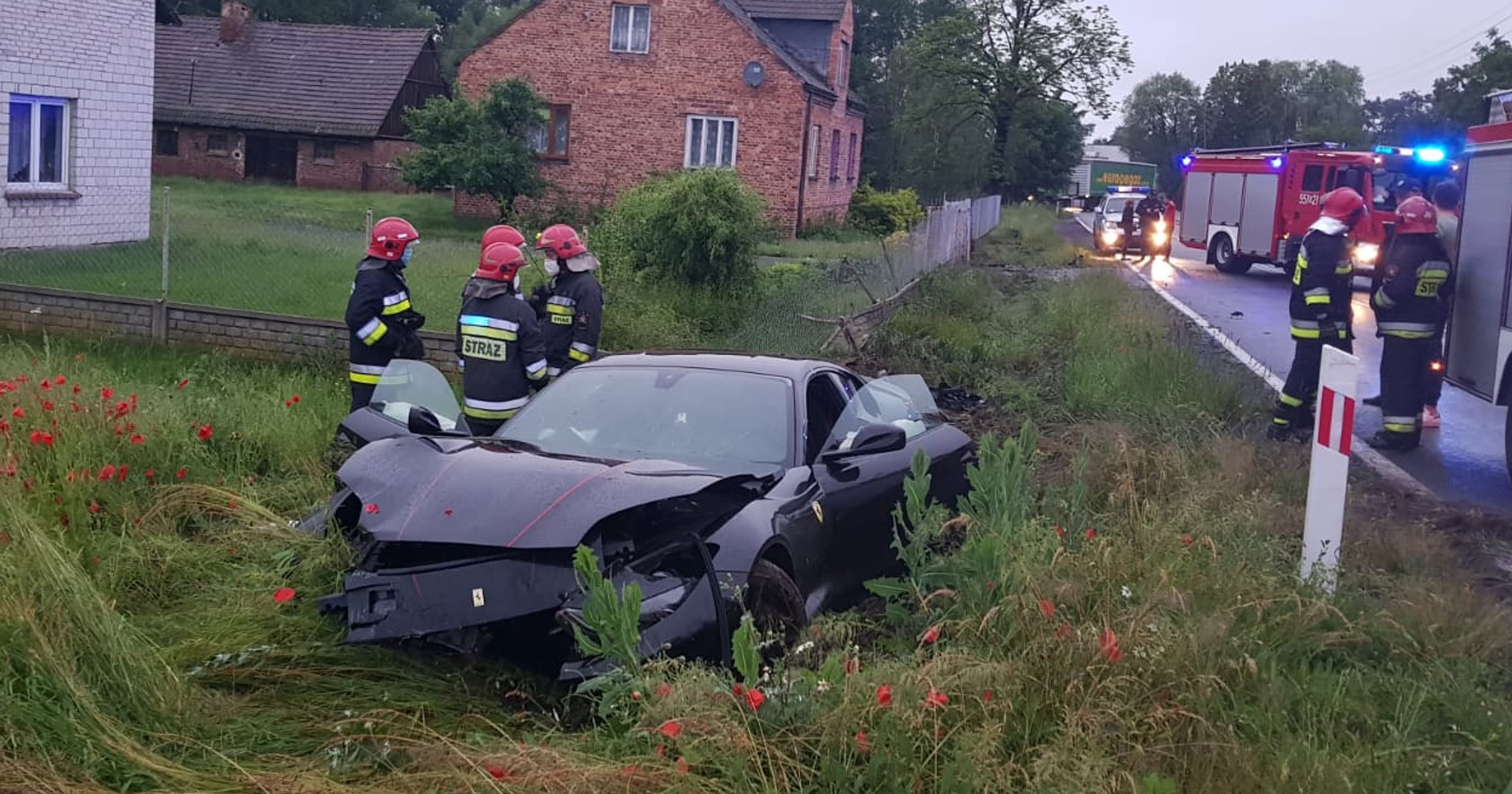 Ferrari rozbite w Gaszynie