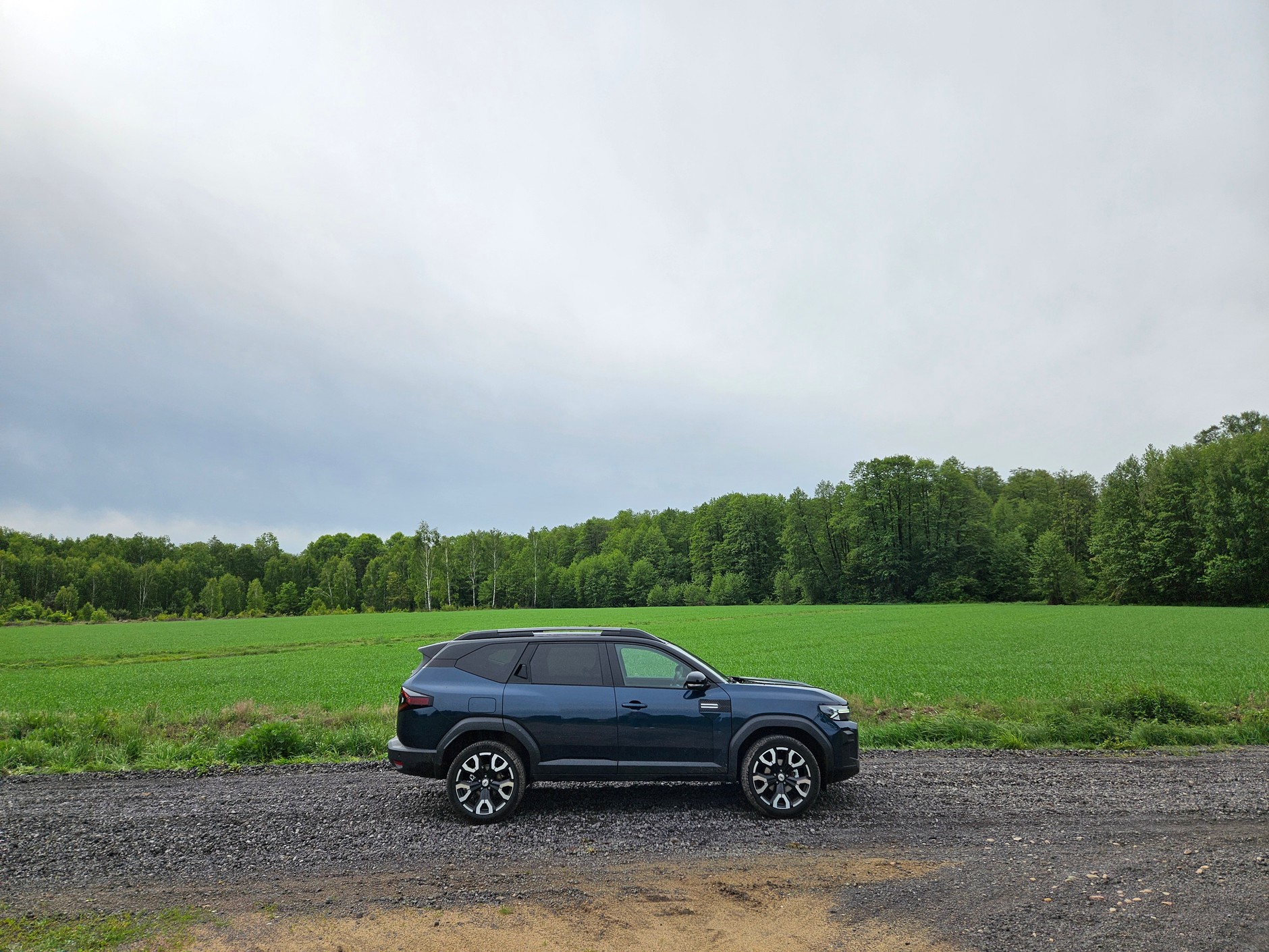 Dacia Jogger  czy Dacia Bigster: Bigster wydaje się krótszy od Joggera, ale to złudzenie – to efekt innych proporcji.