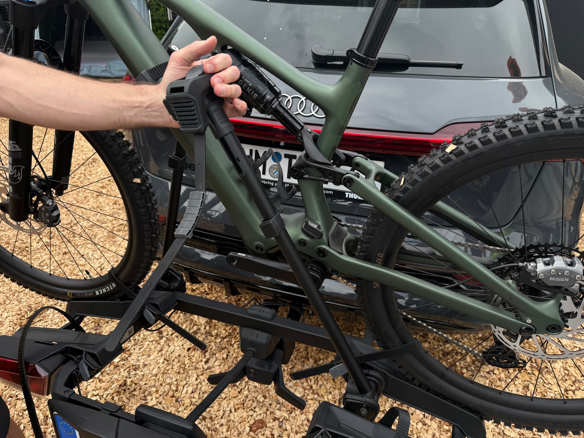 Rowery przytrzymywane są w pionie przez pochylane i rozciągane wsporniki