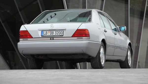 Pojedynek luksusowych klasyków. Mercedes W140 kontra BMW E38 i Lexus LS400