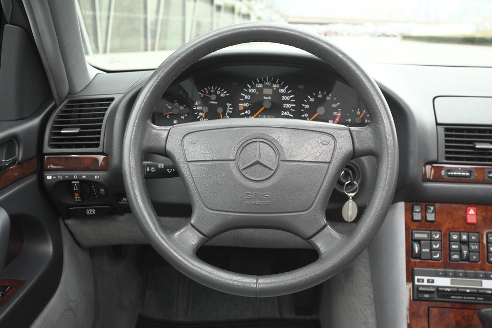 Twierdza na kołach, czyli Mercedes W140