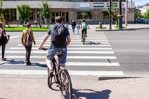 Czy przed pasami trzeba zsiąść z roweru?