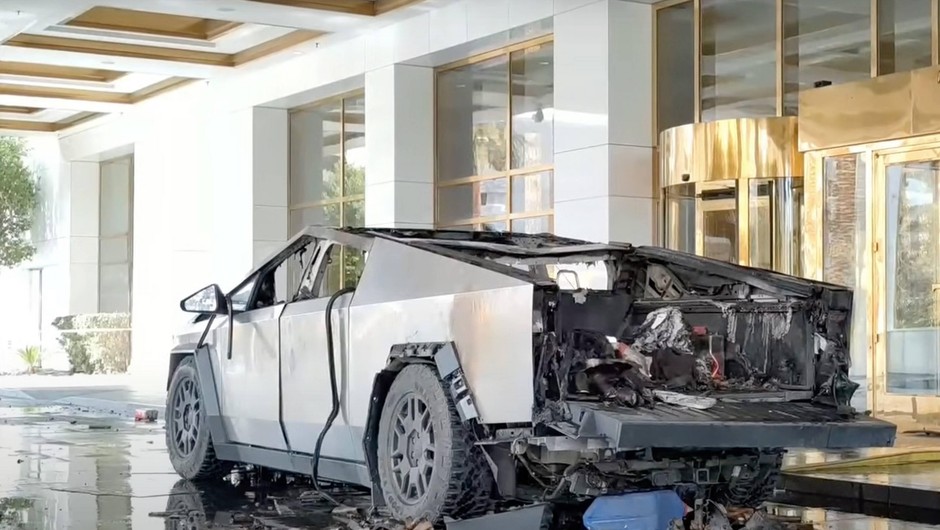 Tesla Cybertruck przed hotelem Donalda Trumpa