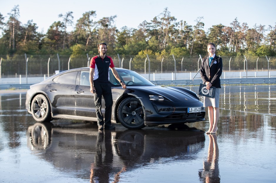 Drifting Porsche Taycan - rekord Guninessa