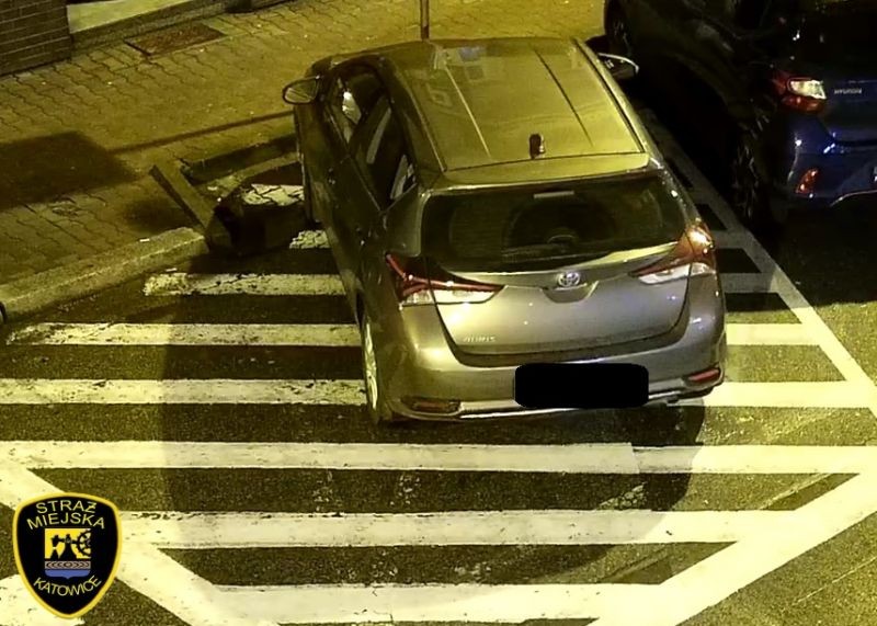 Samochód zaparkowany na znaku P-21