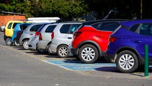 Demolka na osiedlowym parkingu. Pijany kierowca przestawiał auto