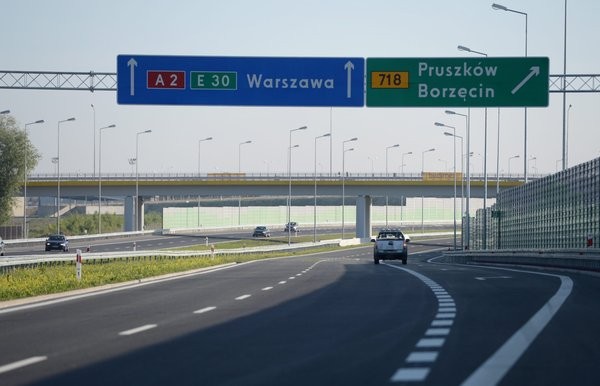 Drogowskaz tablicowy na autostradzie A2