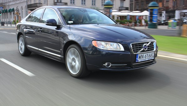 Mechanicy bez trudu wybrali lepszego w pojedynku Volvo S80 i Mercedesa klasy E