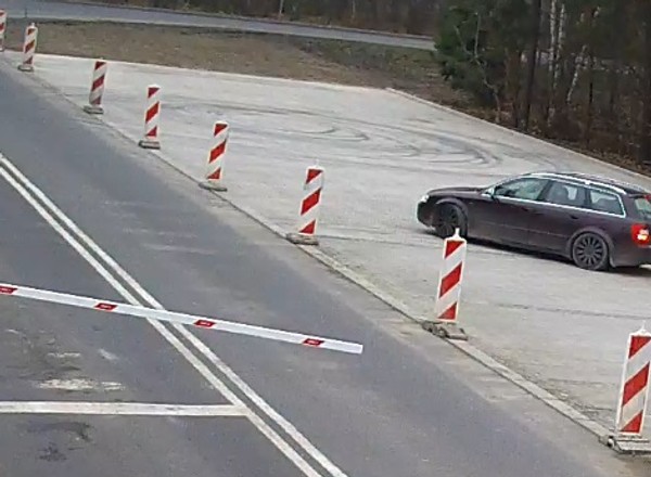 Kierowca Audi kręcił "bączki" na nieoddanym parkingu. Szkody przewyższają wartość jego auta