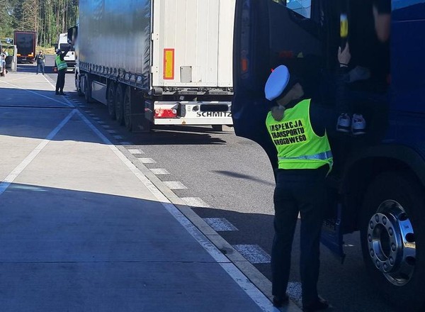 Kierowcy zawodowi złapani na podwójnym gazie. Jeden z nich wiózł 40 osób