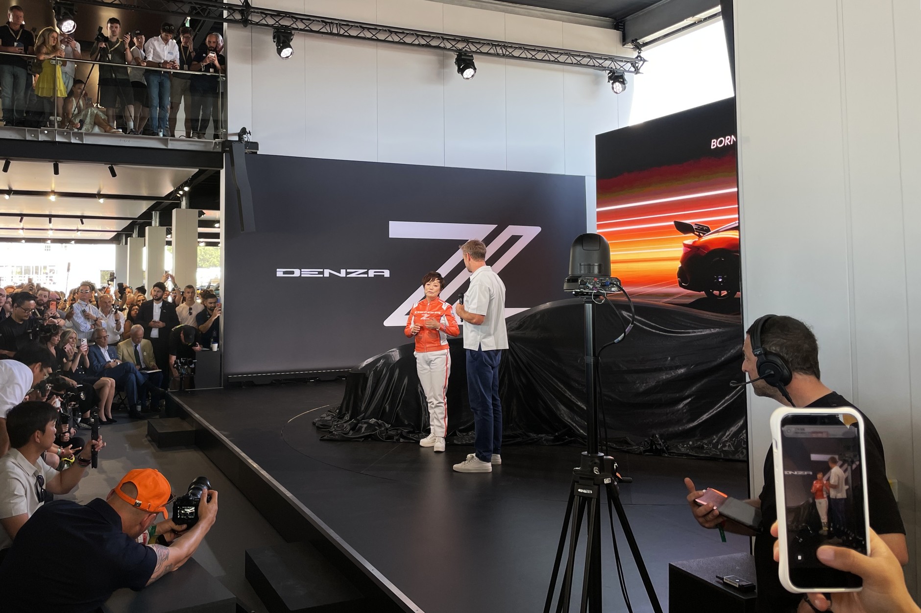 Stella Li, wiceprezeska BYD Auto, i Jenson Button tuż przed odsłonięciem Denzy Z w Goodwood
