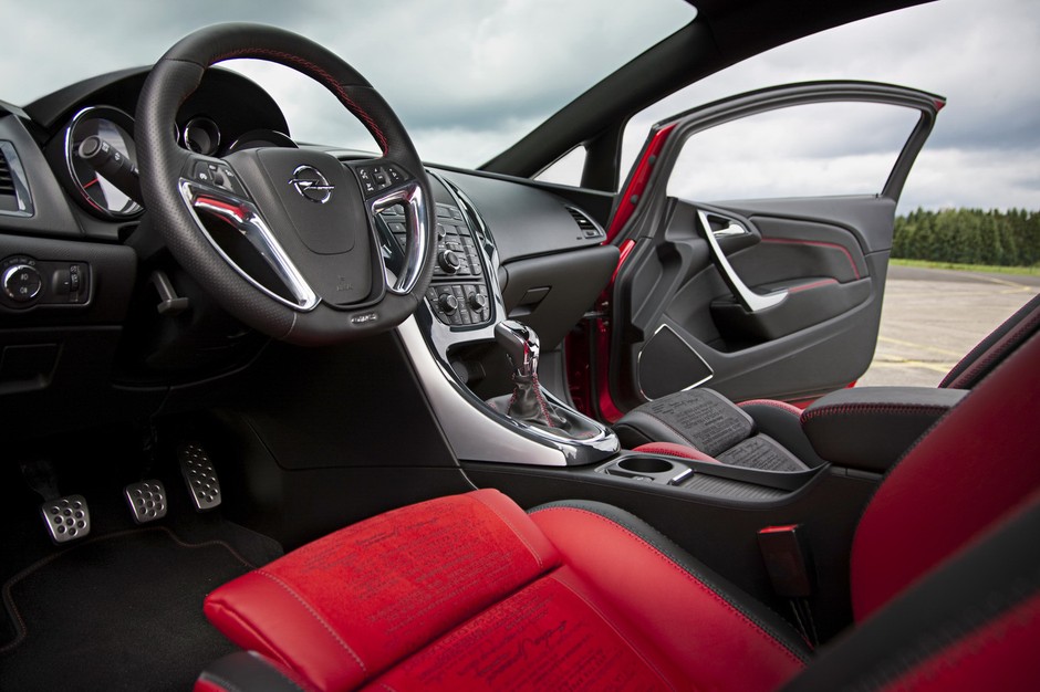 Opel Astra GTC już w pełnej okazałości