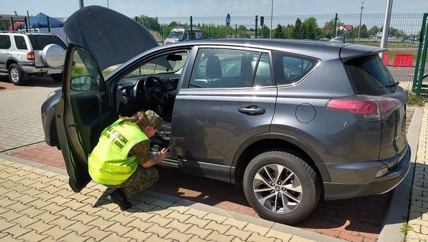Straż Graniczna zatrzymała Ukraińca w Toyocie RAV4. SUV miał przerobiony VIN