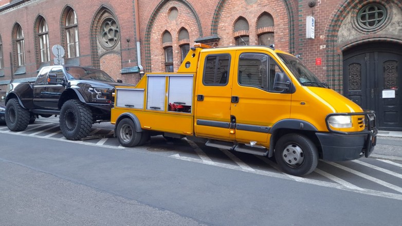 3 godziny straż miejska odholowywała pickupa. Lawety okazały się za wąskie