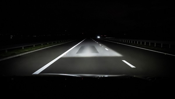 Cyfrowe światła Matrix LED są imponujące. Nie tylko "wycinają" inne samochody