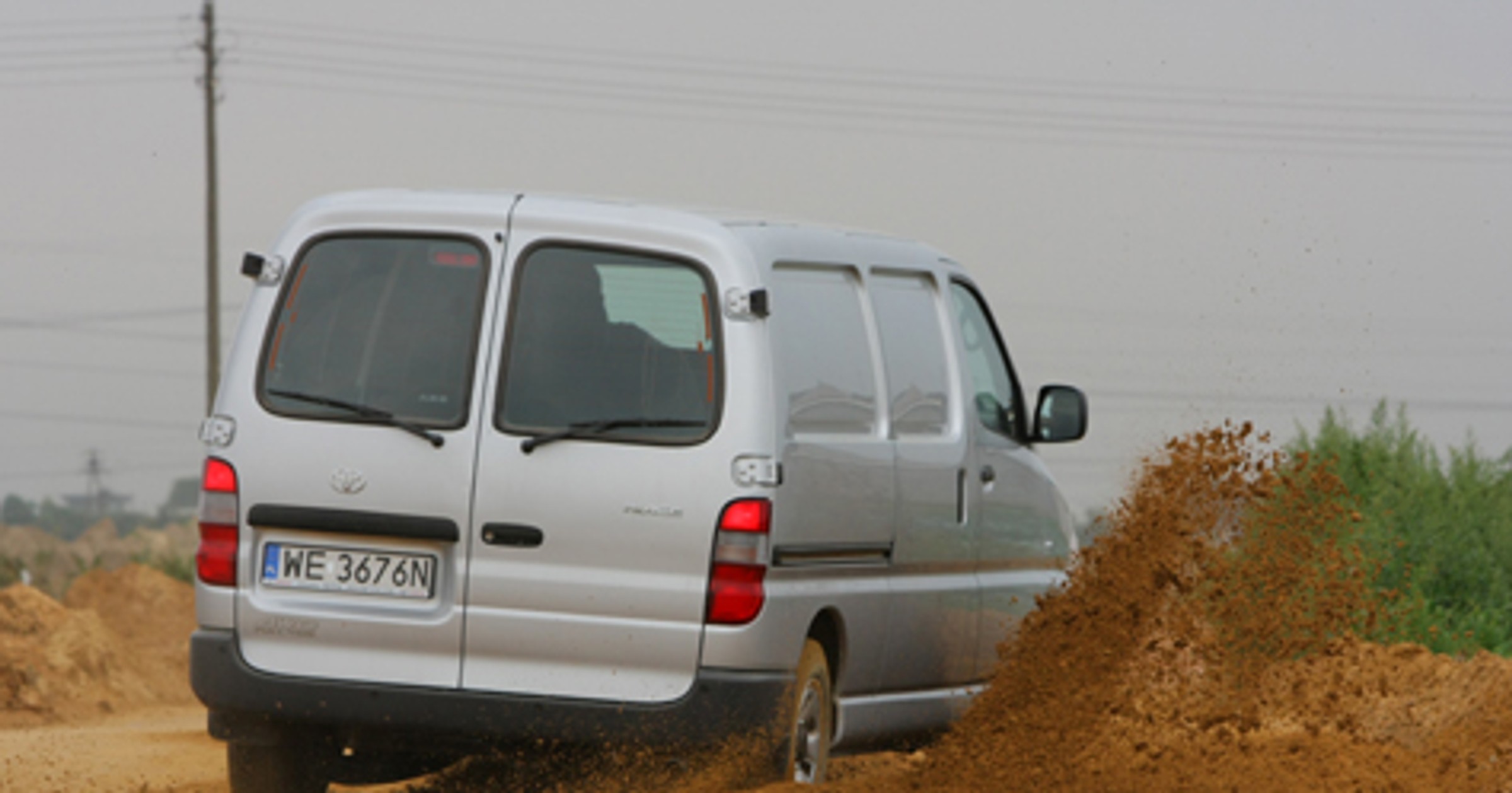 Toyota Hiace 2.5 D-4D Van 4x4 terra - Dostawczak w terenie?
