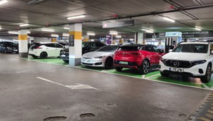 Rywalizacja o prąd do elektryków. Poszedł na zakupy i zablokował ładowarkę, auta nawet nie podpiął