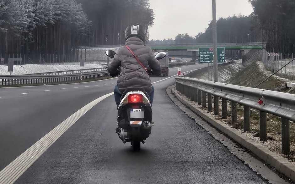 Także motorowerem nie wolno jechać po drodze ekspresowej