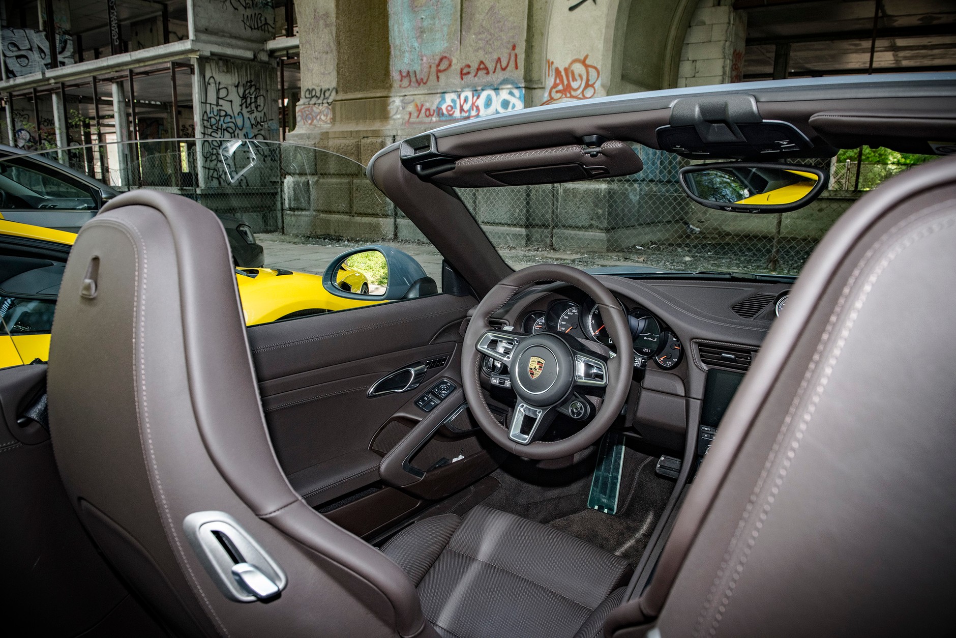Lamborghini Aventador Coupe vs. Porsche 911 Tubo Cabrio