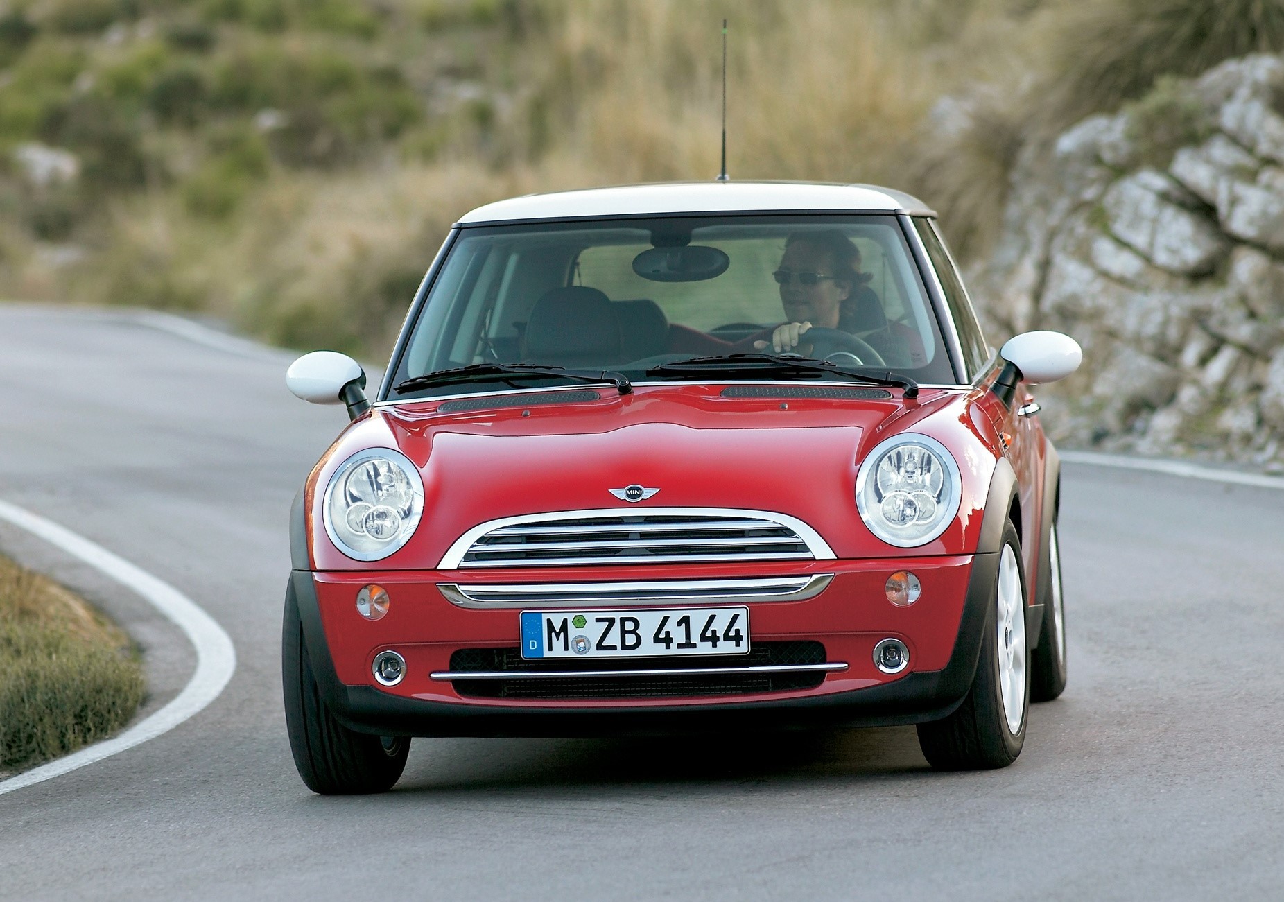 Sprzedając Rovera, BMW zachowało sobie Mini, a w 2001 r. ruszyła produkcja nowej generacji tego modelu.