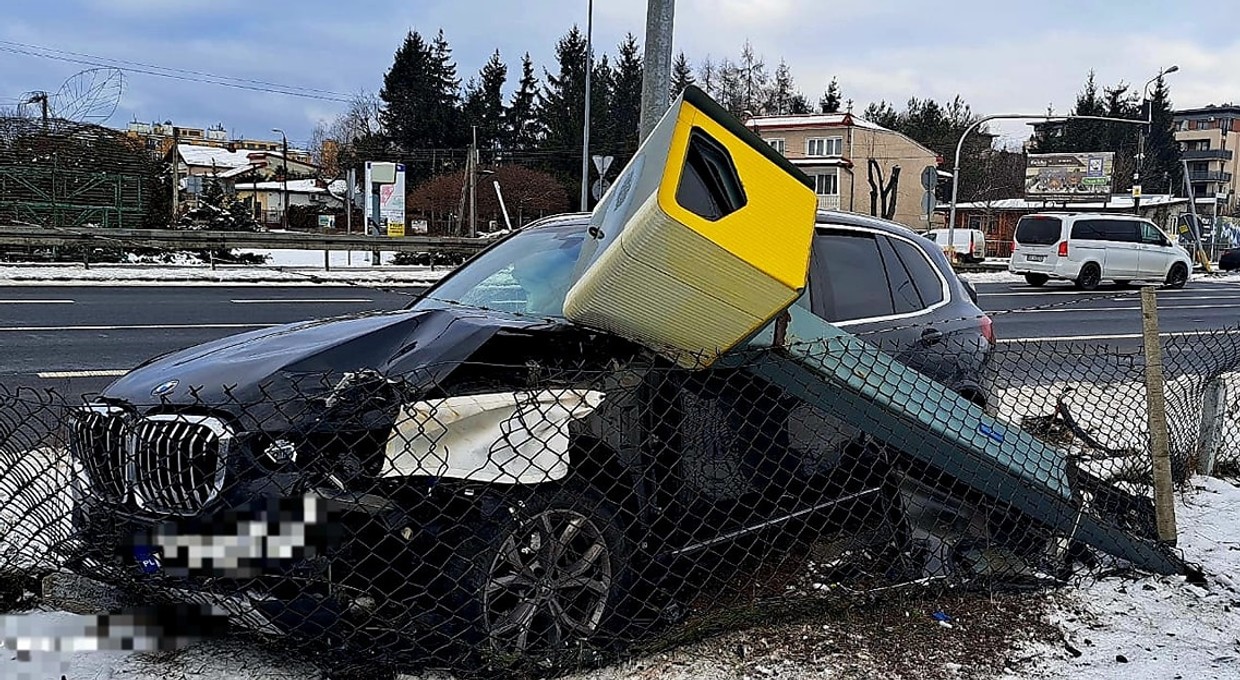 Kierowca BMW skosił fotoradar. Demolka na skrzyżowaniu w Tarczynie