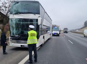 Autokar najechał na naczepę z materiałami wybuchowymi. Było o krok od tragedii
