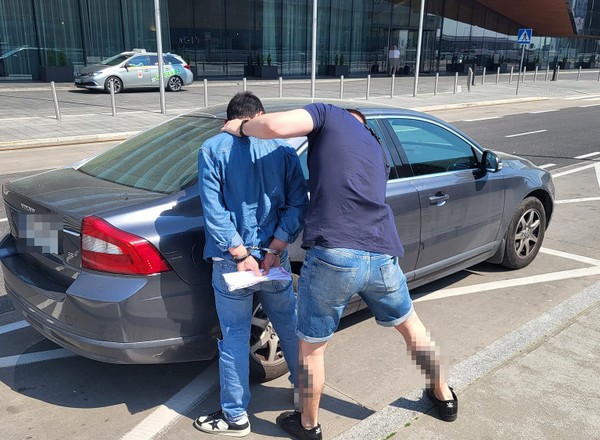 Zaskoczyli go metodą "na kolec". Ukradli kierowcy Audi 100 tys. zł