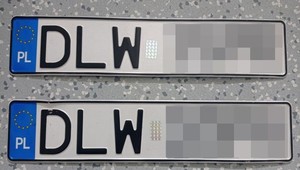 Zaparkowała i spojrzała na auto stojące obok. Od razu zadzwoniła na policję