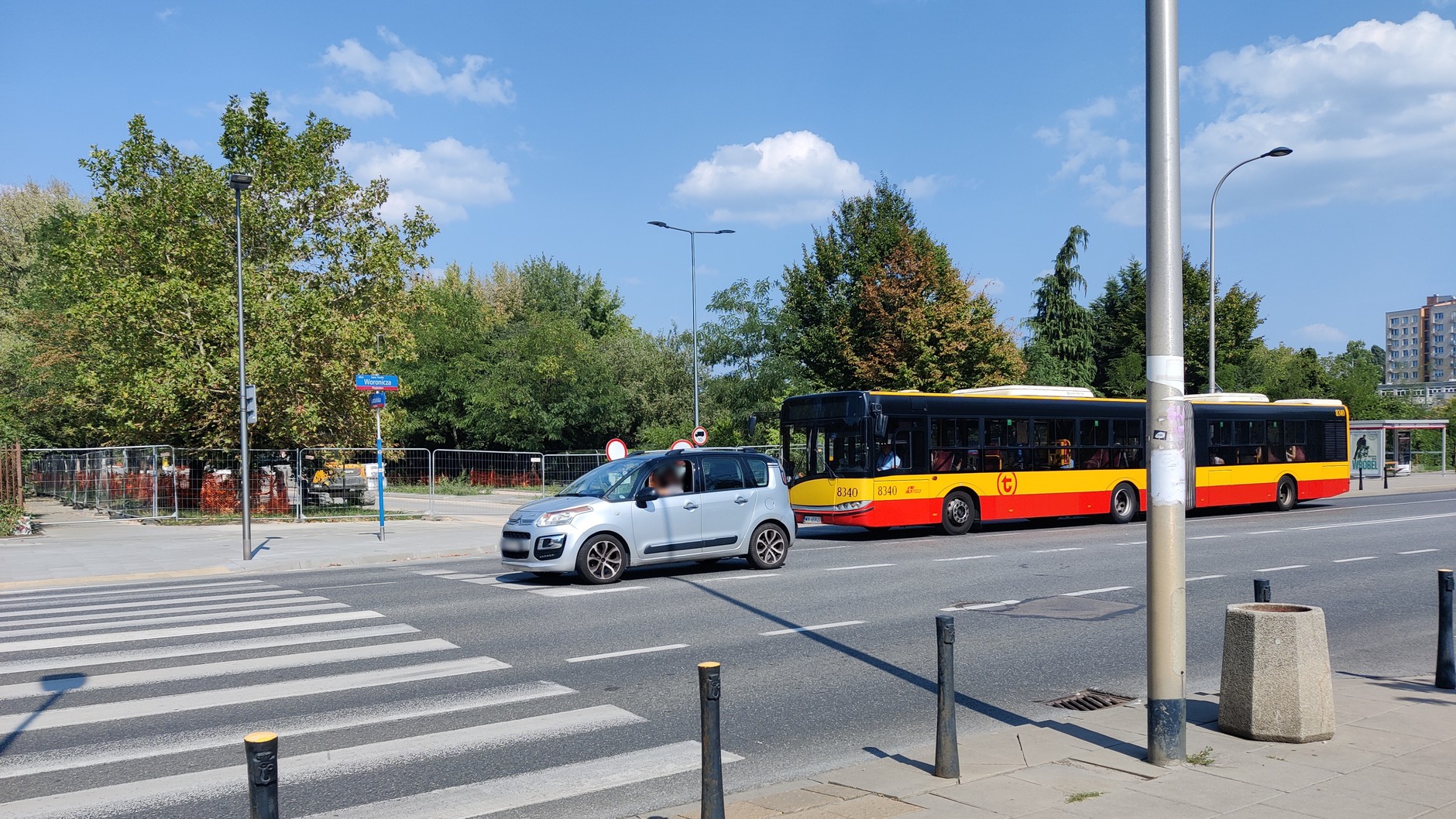 Ulica Woronicza w Warszawie po zamontowaniu progów zwalniających