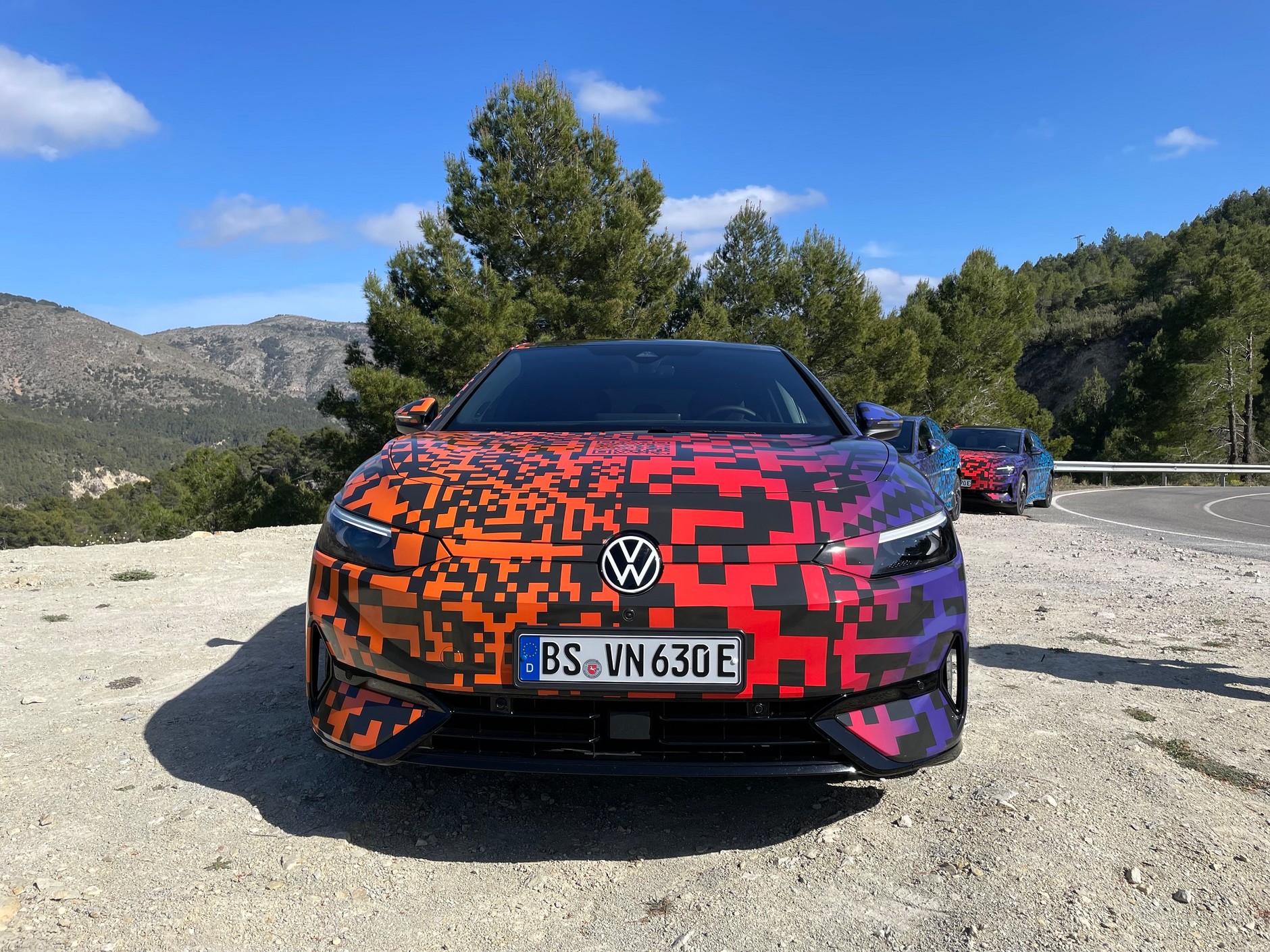 Pierwsza jazda zamaskowanym Volkswagenem ID.7