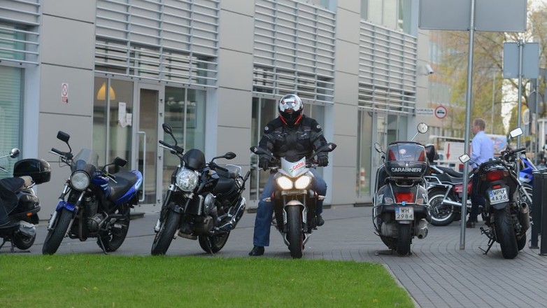 Motocykl zaparkujemy przed wejściem do biurowca