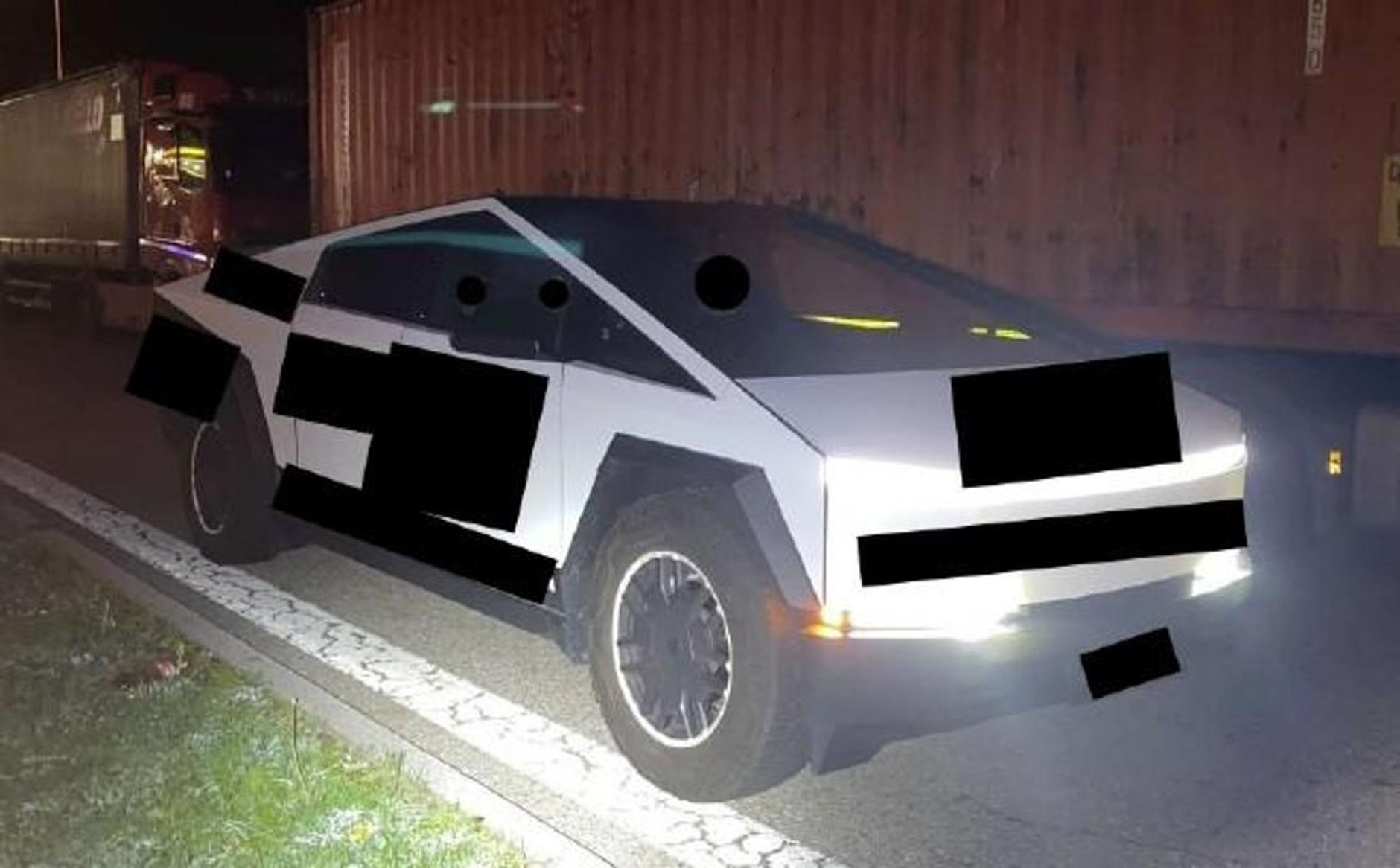 Tesla Cybertruck na polskich tablicach rejestracyjnych zatrzymana w Niemczech