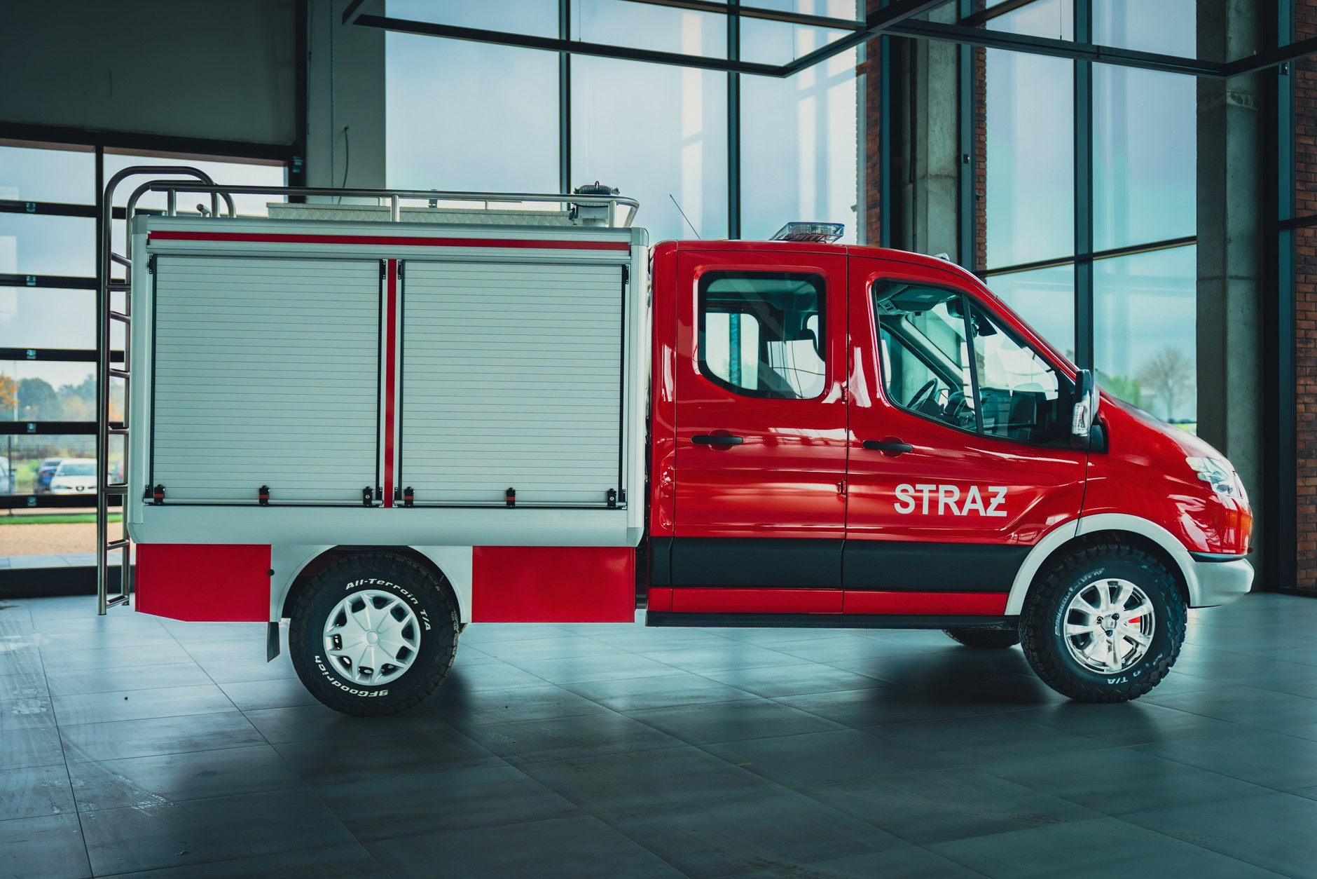 Ford Transit z podwójną kabiną i zabudową kontenerową dla Straży Pożarnej