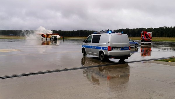 Zderzenie samochodu z samolotem w Polsce. Kierowca uciekł i zabarykadował się w hangarze