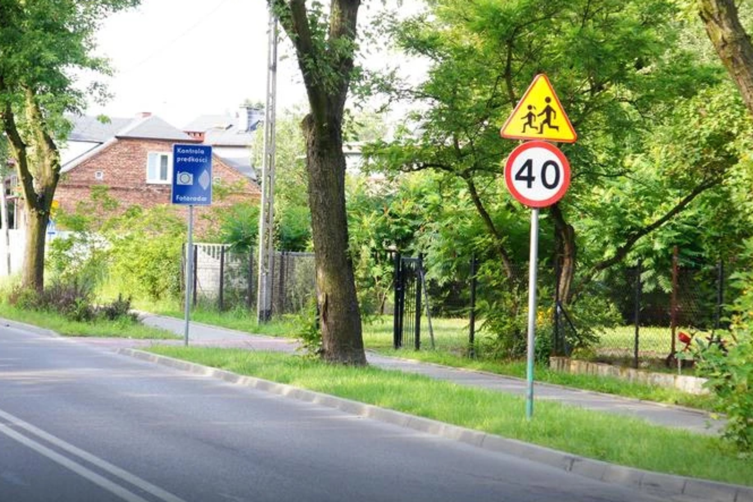 Hamować przed ograniczeniem czy po? Od którego miejsca trzeba stosować się do ograniczeń, by nie dostać mandatu?