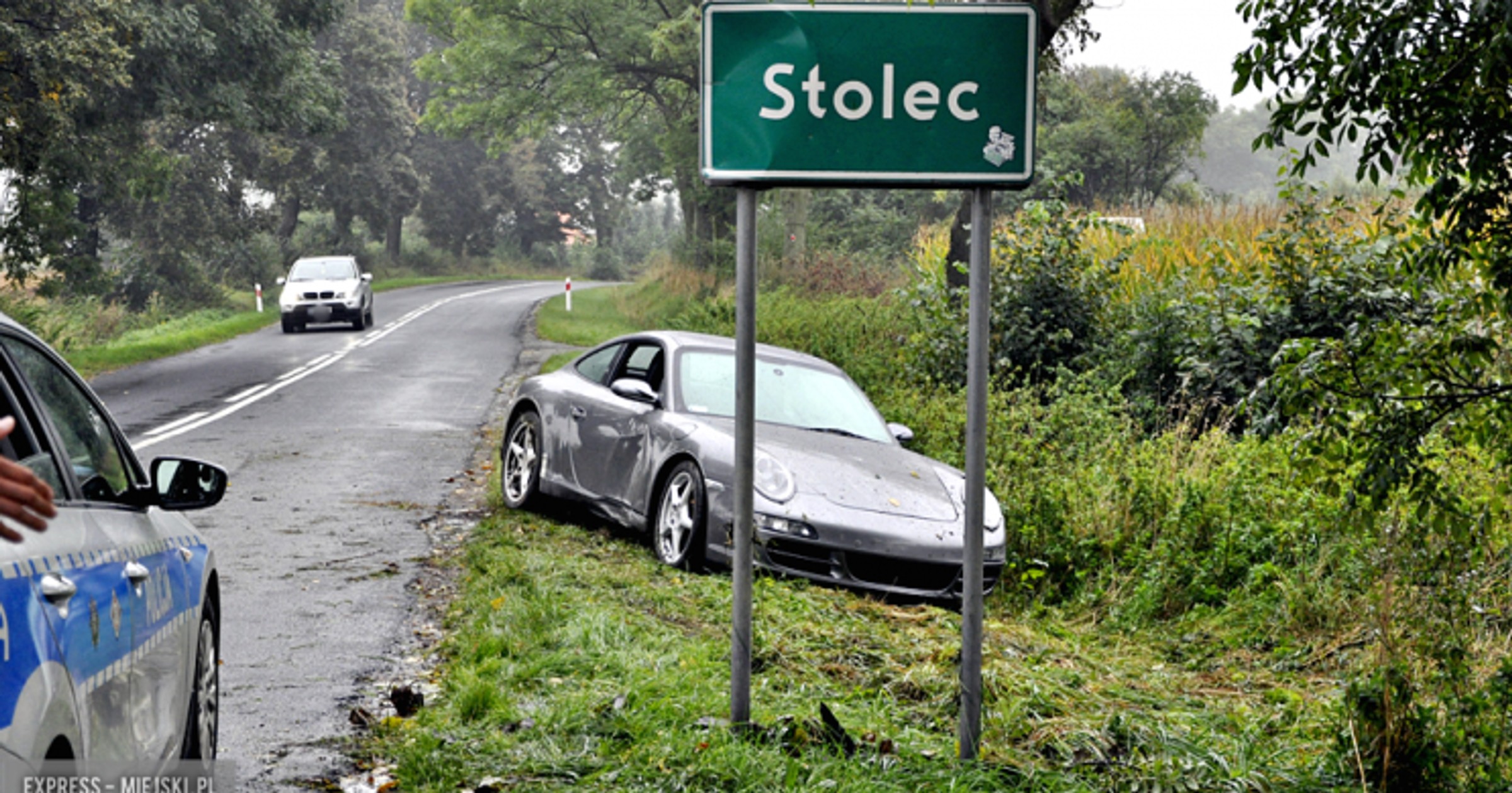 Stolec: Porsche wpadło do rowu. Pijany właściciel pojazdu twierdzi, że nie wie, kto prowadził samochód