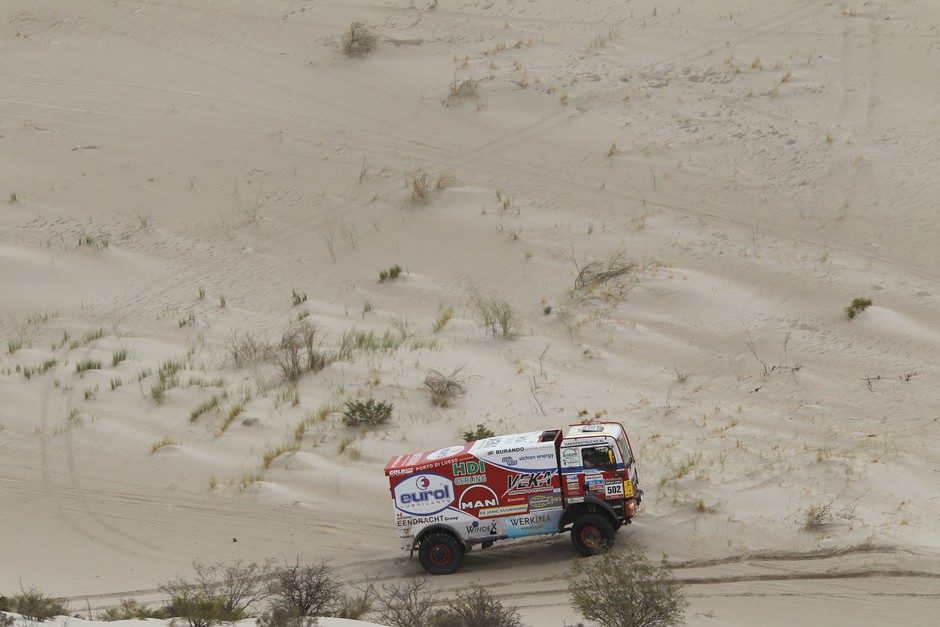 Dakar 2013: ciężarówka bez skrzyni, Małysz traci oddech (13. etap, wyniki, galeria)
