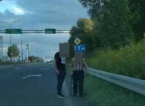 Policjant po służbie zauważył człowieka na ruchliwej drodze. Szybko zawrócił