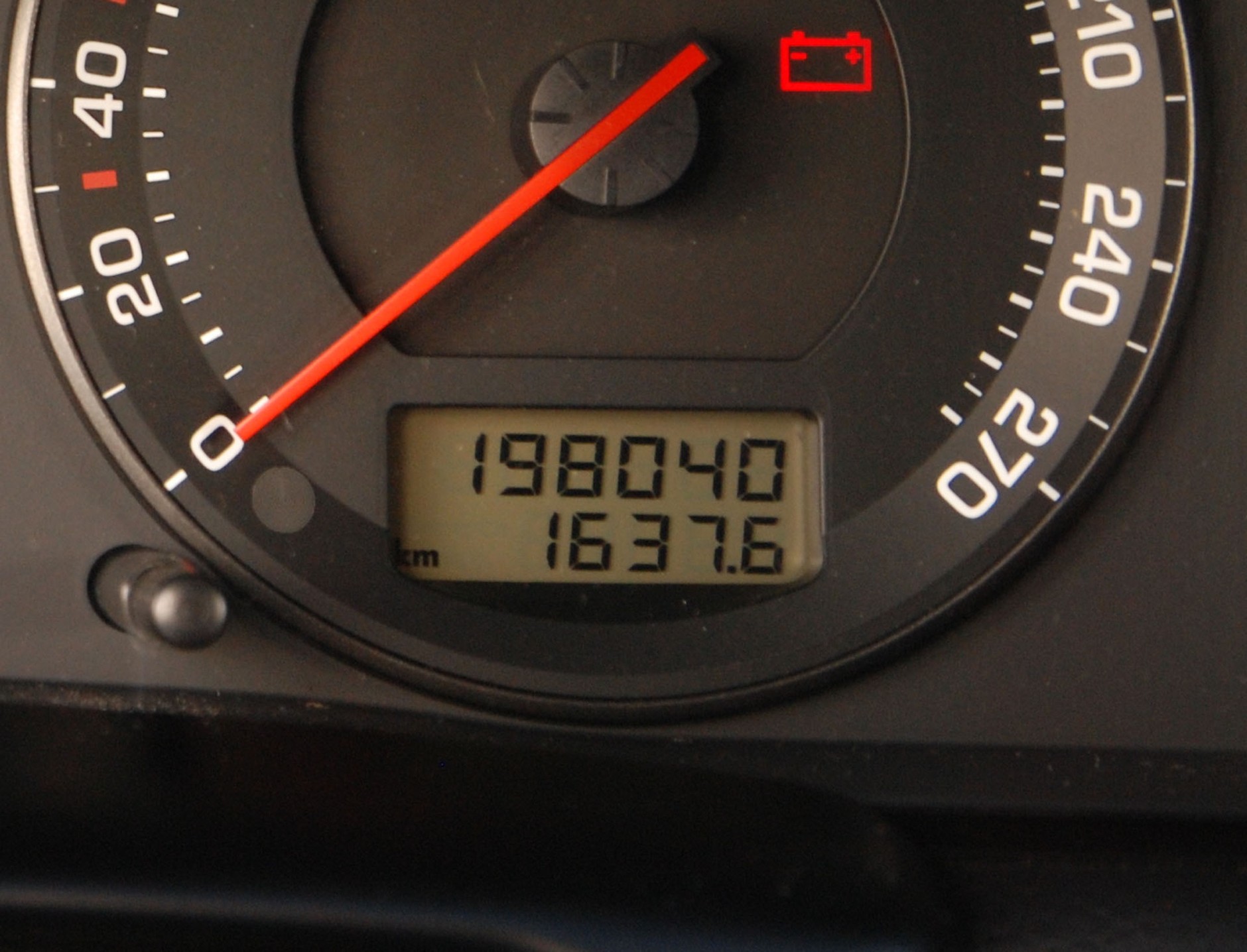 Oddając auto do warsztatu, dobrze jest spisać przebieg auta. W szanujących się serwisach jest on też odnotowywany na zleceniu naprawy. Nieuczciwi mechanicy czasem korzystają z samochodów pozostawionych w warsztacie przez klientów.