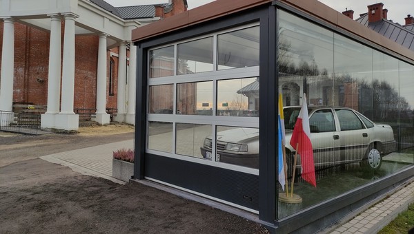 Opel Vectra A w LPG w gablocie przed sanktuarium. Z szacunkiem, bo to relikwia II stopnia!